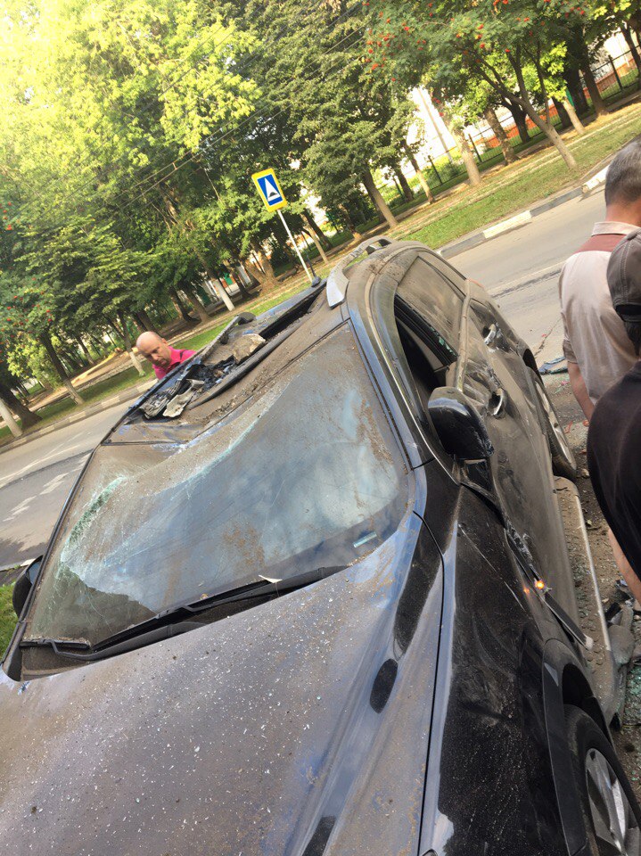 В Туле Лексус приземлился на два припаркованных автомобиля В Туле Лексус приземлился на два припаркованных автомобиля lexus, авария, авто, авто авария, видео, дтп, прикол, пьяный за рулем