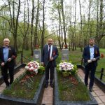 К мемориалам воинской славы в Северном Тушине возложили цветы