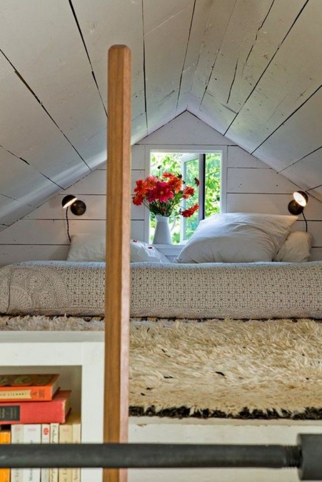 Кровать под единственным крошечным окном старого дома