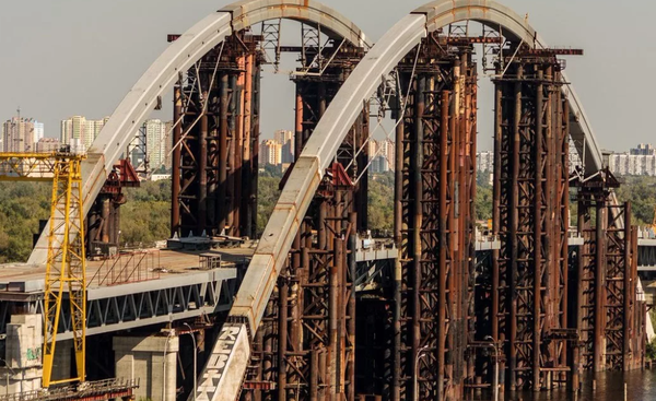 Часть железнодорожного пролета Крымского моста упала в море Часть железнодорожного пролета Крымского моста упала в море