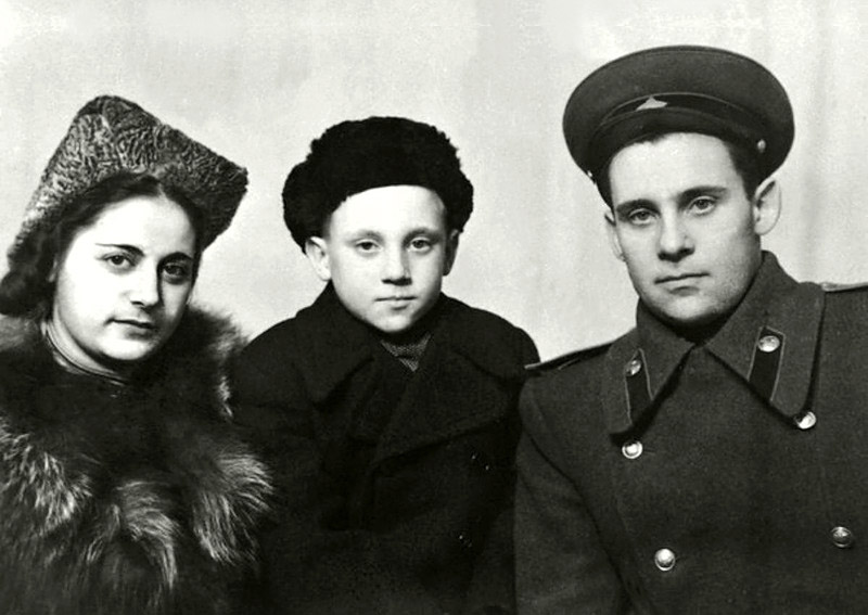 1102 Евгения Степановна Лихалатова («мама Женя»), Володя и Семен Владимирович Высоцкий в г.Эберсвальде, Германия. Фото 1948 года.jpg