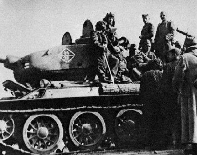 Т-34-85, подожженный панцерфаустом, и замечательные очки, спасшие мехвода Т-34-85, подожженный панцерфаустом, и замечательные очки, спасшие мехвода