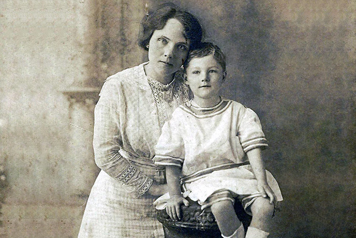 Лесси Данбар с Бобби