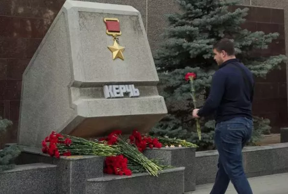 Севастопольцы возложили цветы в память о погибших в керченской трагедии (ФОТО)