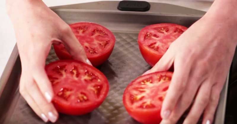 Положите половинки помидоров на противень. Через 15 минут ваши гости будут в восторге