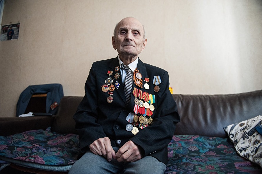 «Путин мне только открытки шлет». 94-летний ветеран из Москвы живет на кухне. Чиновники считают, что у него «40 лишних сантиметров» жилплощади