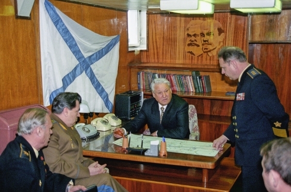 28 января 1992 года. Новороссийск. Тяжелый разговор о будущем Черноморского флота (слева направо): главнокомандующий ВМФ Владимир Чернавин, министр обороны СССР Евгений Шапошников, президент России Борис Ельцин и командующий КЧФ Игорь Касатонов на крейсере 28 января 1992 года. Новороссийск. Тяжелый разговор о будущем Черноморского флота (слева направо): главнокомандующий ВМФ Владимир Чернавин, министр обороны СССР Евгений Шапошников, президент России Борис Ельцин и командующий КЧФ Игорь Касатонов на крейсере