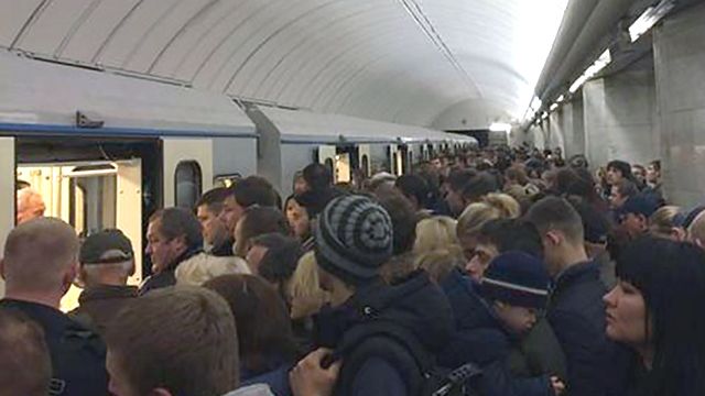 Причиной сбоя на Арбатско-Покровской линии метро стала проблема с электрокабелем