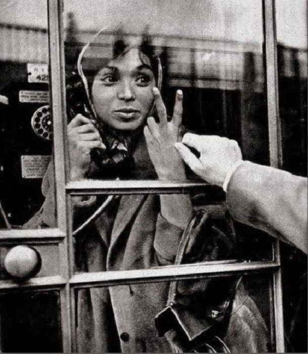 Девушка в телефонной будке. СССР, 1962 год. Девушка в телефонной будке. СССР, 1962 год.