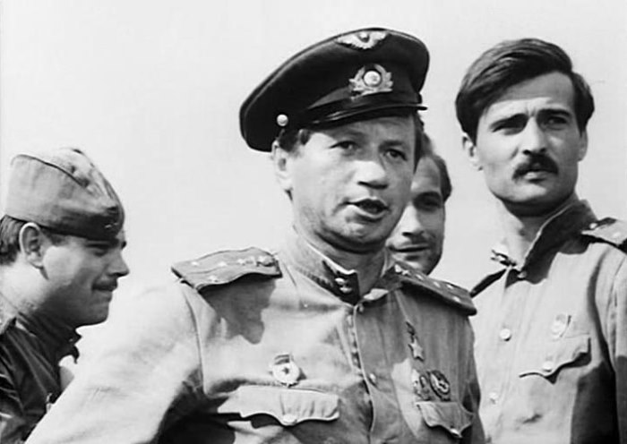 Что осталось за кадром фильма «В бой идут одни старики»: почему Леониду Быкову запрещали проводить съемки