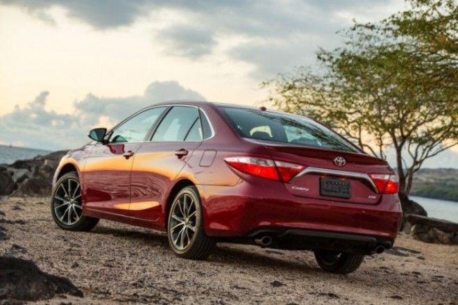 Японский седан бизнескласса Toyota Camry 2015 года Фото cheatsheetcom