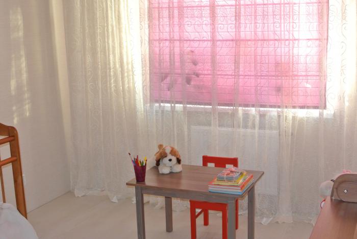 Детская комната для девочки, игровая комната, текстильное оформление окна в детской