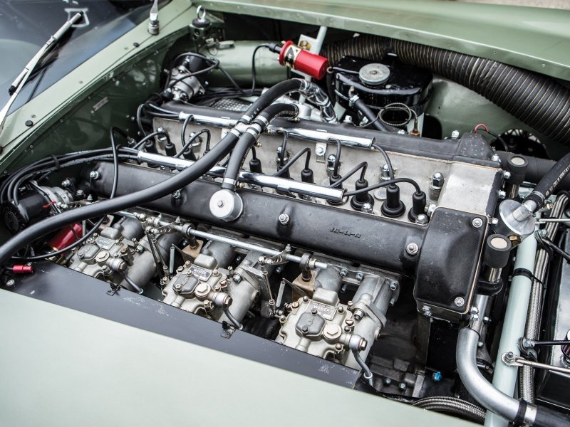 В 1963 году на самом известном участке «Ле-Мана» — прямой Mulsanne Straight — Aston Martin DP215 развил скорость 319,6 километра в час. Спорткар, первый в «Ле-Мане» набравший 300 км/ч, уйдет с молотка