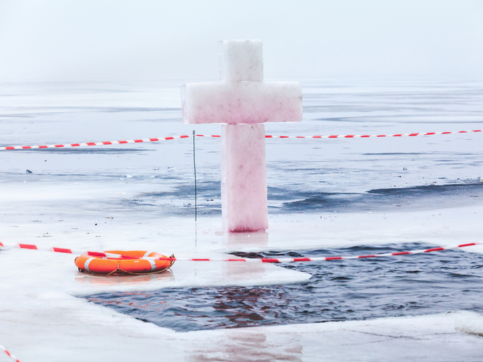 Крещение Господне: 6 правил, которые надо соблюдать во время купания в проруби - Smak.ua