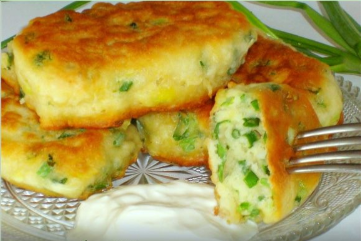 Быстрые оладьи с яйцами и луком – всего 10 минут, а как же вкусно