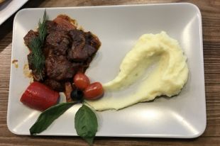 Красное вино и пачка масла. Готовим говядину по-бургундски