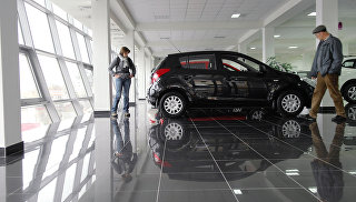 Посетители осматривают автомобиль в автосалоне Посетители осматривают автомобиль в автосалоне