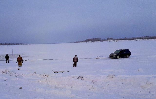 Со дна Печоры достали внедорожник Toyota Land Cruiser (11 фото) Со дна Печоры достали внедорожник Toyota Land Cruiser (11 фото)