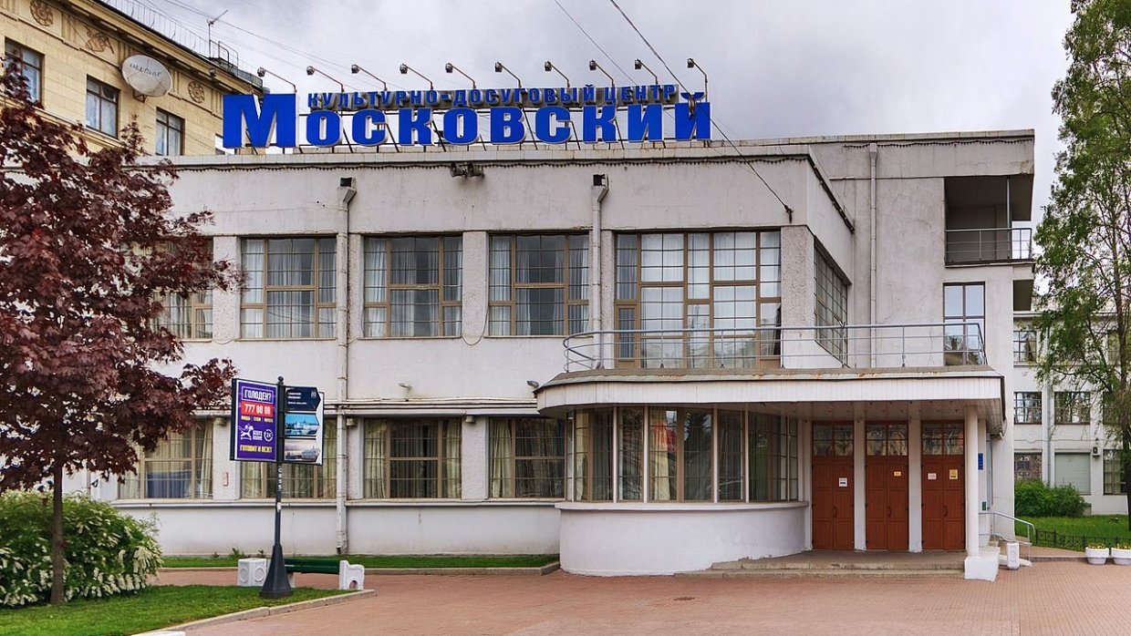 На фасаде ДК имени Ильича в Петербурге нашли заштуркатуренные серп и молот