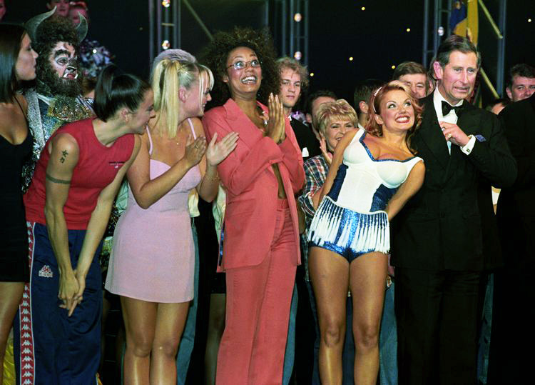 Тем не менее в феврале 1994 года было дано объявление в журнал «Stages»: «Требуются девушки возрасте от 18 до 23 лет, способные петь и танцевать, красивые, трудолюбивые, честные.» 

На снимке: солистки Spice Girls и принц Уэльский, 1997 год. 