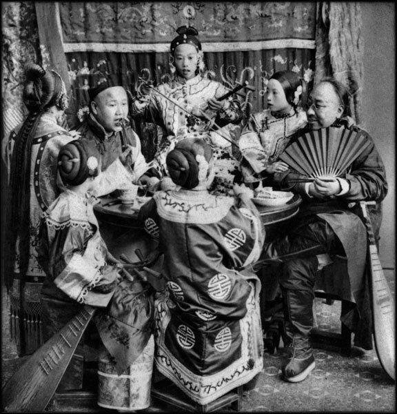 Богатые купцы с юными певицами, 1901 год бордели, жрицы любви, китай, продажная любовь, проституция