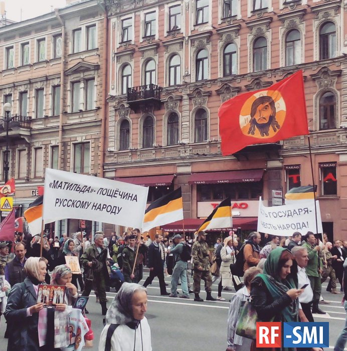 Иконы рядом с лозунгами против фильма «Матильда» Иконы рядом с лозунгами против фильма «Матильда»