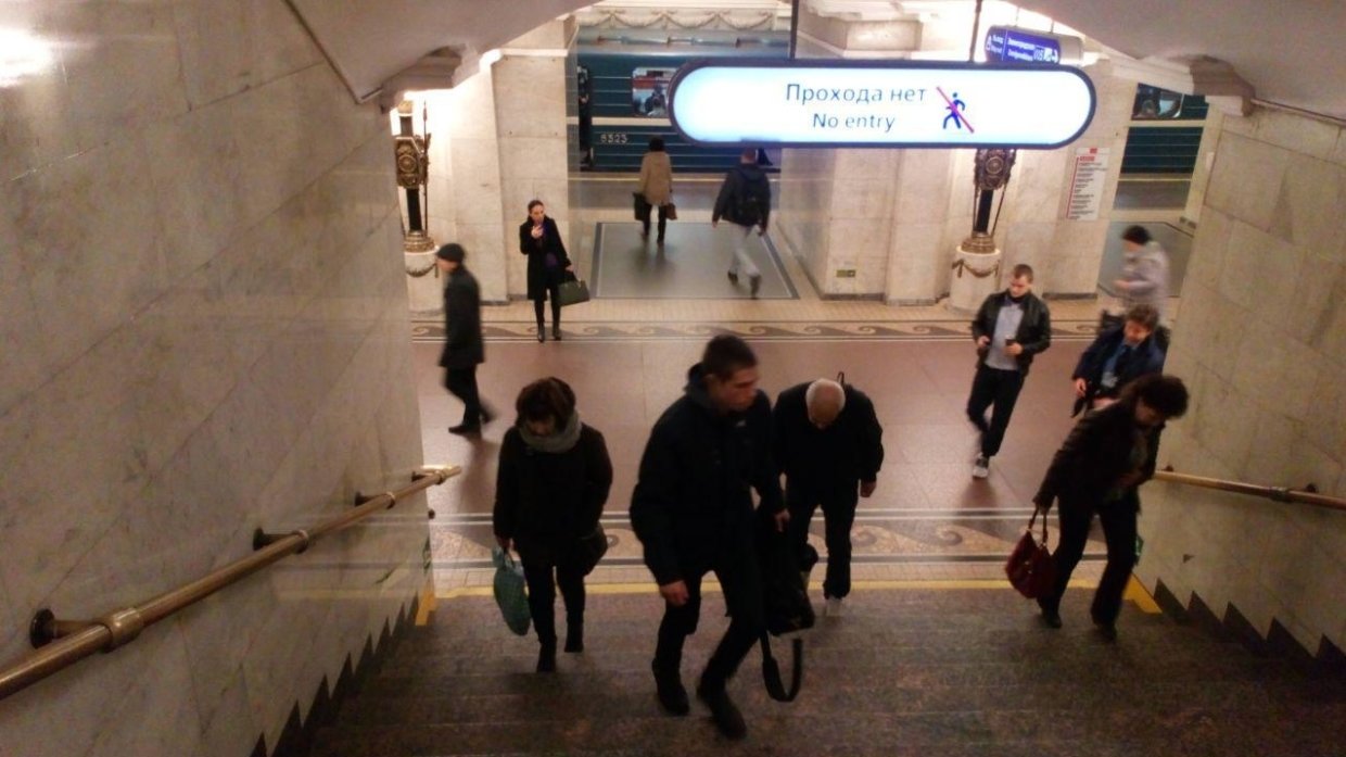 Суд арестовал обвиняемого в нападении с ножом в метро Петербурга