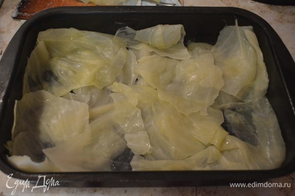 Сборка лазаньи. Дно и бока формы смазываем раст. маслом, выкладываем слой капустных листьев. Сборка лазаньи. Дно и бока формы смазываем раст. маслом, выкладываем слой капустных листьев.