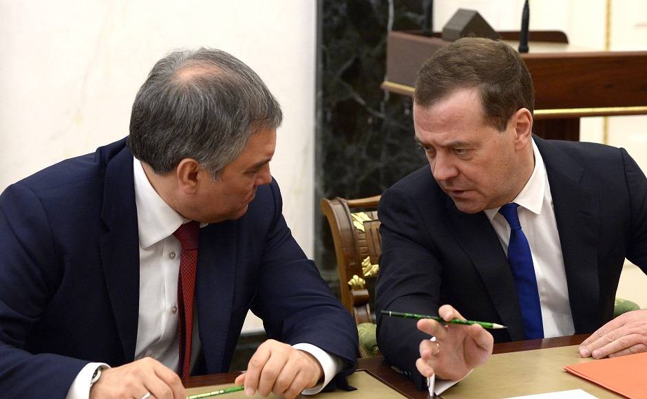 Медведев спас Путина от Володина: эксперты об обострении борьбы элит Медведев спас Путина от Володина: эксперты об обострении борьбы элит
