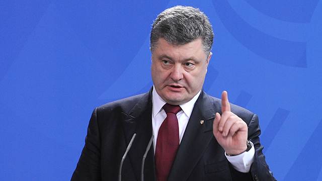 Не хватило продления: Порошенко просит ужесточить санкции против Крыма