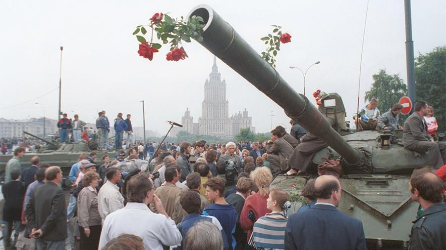 Проиграли все: россияне не оценили путч