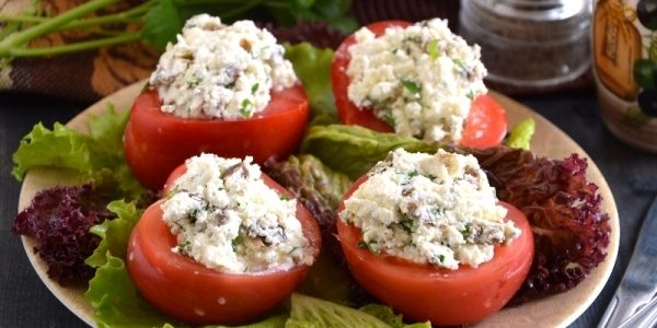 Помидоры, фаршированные брынзой и оливками Помидоры, фаршированные брынзой и оливками