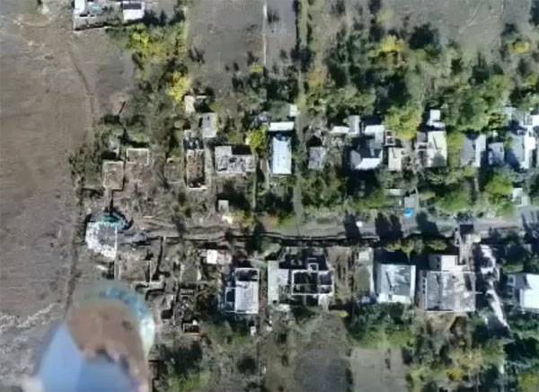 В ВСУ показали кадры сброса гранаты с БПЛА по населённому пункту на Донбассе В ВСУ показали кадры сброса гранаты с БПЛА по населённому пункту на Донбассе