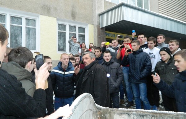 «Онижедети»: в Тернополе студенты ПТУ затолкали ректора в мусорный бак. Видео