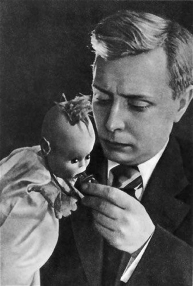 Кукловод Сергей Образцов со своими экзотическими куклами (5).jpg Кукловод Сергей Образцов со своими экзотическими куклами