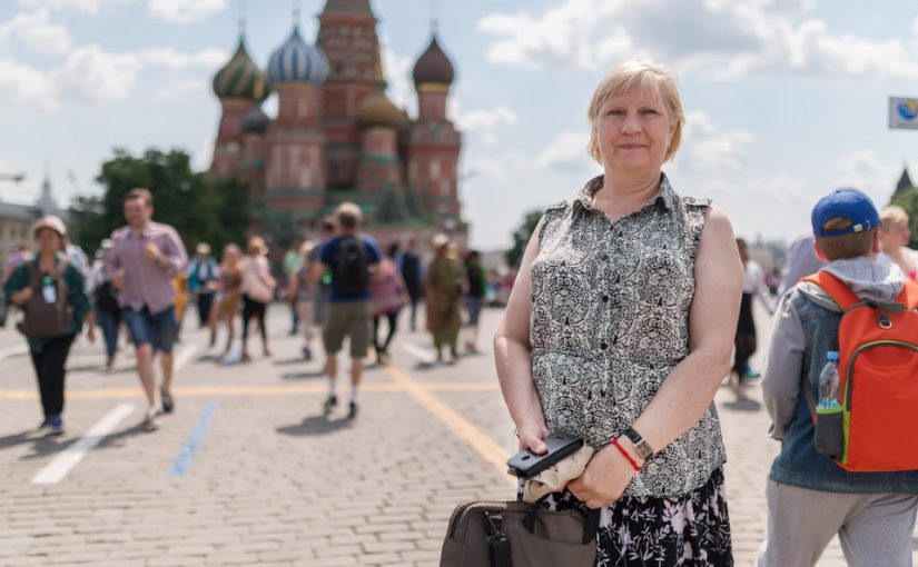 Я помогаю дочери и зятю, а сватья их обирает. Как убедить зятя ей не помогать?