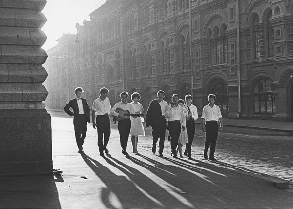 Рассвет. Молодежь у ГУМа. Виктор Ахломов, 1964 г., Москва, из архива МАММ/МДФ.