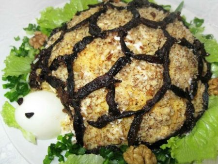 Салат «Черепаха» с курицей и черносливом