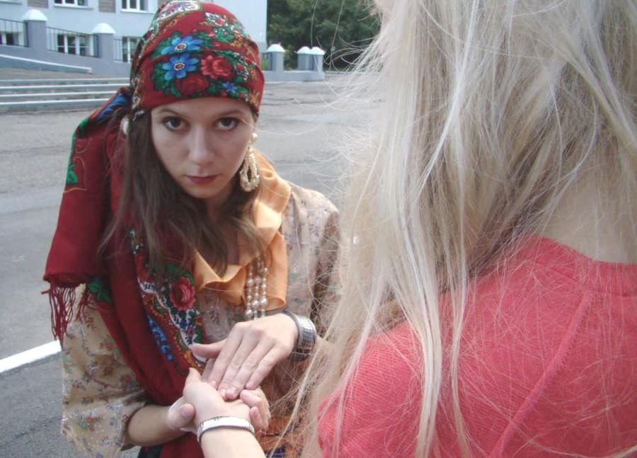 Цыганка заглянула мне в глаза и начала гадать Цыганка заглянула мне в глаза и начала гадать