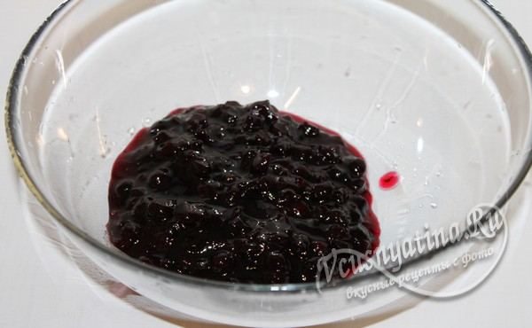 варенье в миске