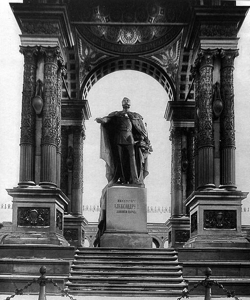 Памятник императору Александру II в Кремле. Снесён большевиками в 1918 году. Памятник императору Александру II в Кремле. Снесён большевиками в 1918 году. история, события, фото