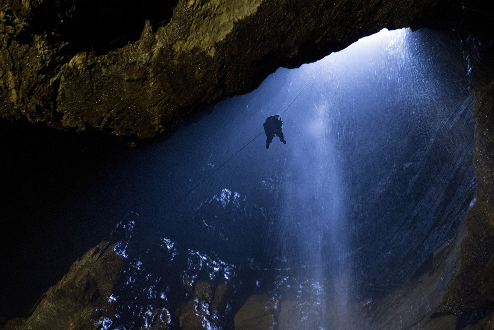 Ещё одна фотография крупнейшей пещеры в Британии Gaping Gill