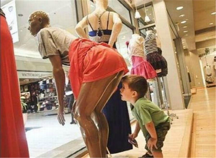 Любопытный мальчик. Любопытный мальчик.