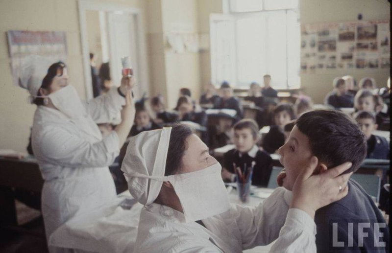 Одним из основных отличий социалистического типа медицины была возможность оказывать медуслуги «без отрыва от производства» — на заводе, в школе, на ферме или в каком-либо учреждении. Одним из основных отличий социалистического типа медицины была возможность оказывать медуслуги «без отрыва от производства» — на заводе, в школе, на ферме или в каком-либо учреждении. СССР, качество, медицина, фото