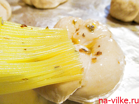 Смазать булочку