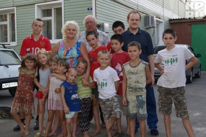 Татьяна и Михаил в окружении воспитанников. Фото: crimea.kp.ru