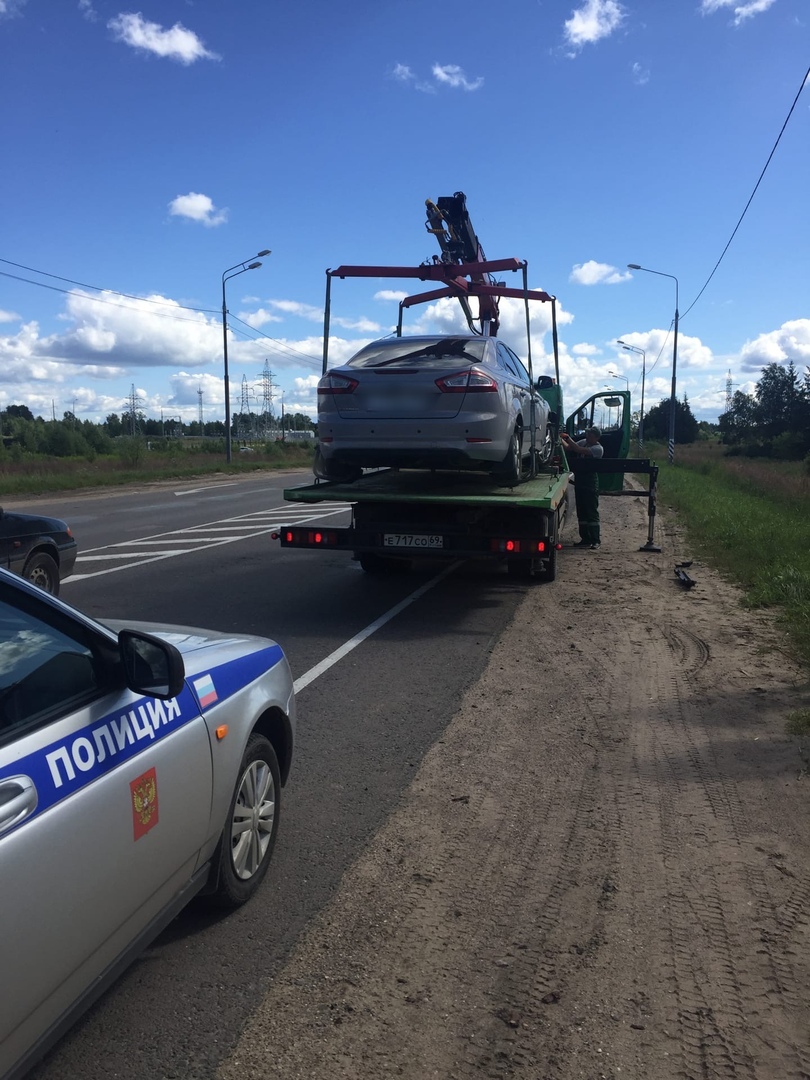 Пьяный водитель, увидев госавтоинспекторов под Тверью, снёс знак и вылетел в кювет
