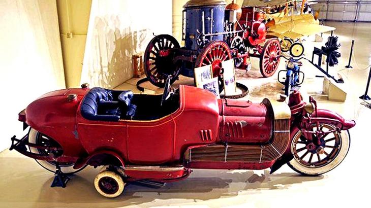 монокар Bi-Autogo в зале Owls Head Transportation Museum