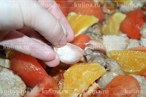 ... чеснок (с долек чеснока шкурку не снимать)...