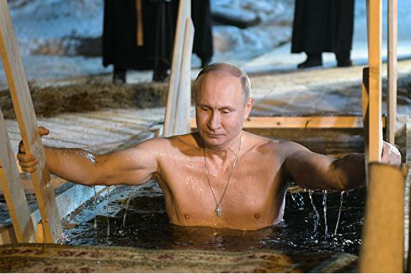 Владимир Путин на Крещение окунулся в прорубь